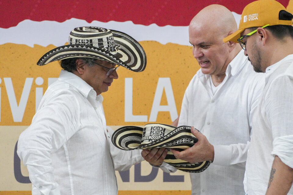 El presidente colombiano, Gustavo Petro, junto al ex jefe paramilitar Salvatore Mancuso. (Fuente: EFE)