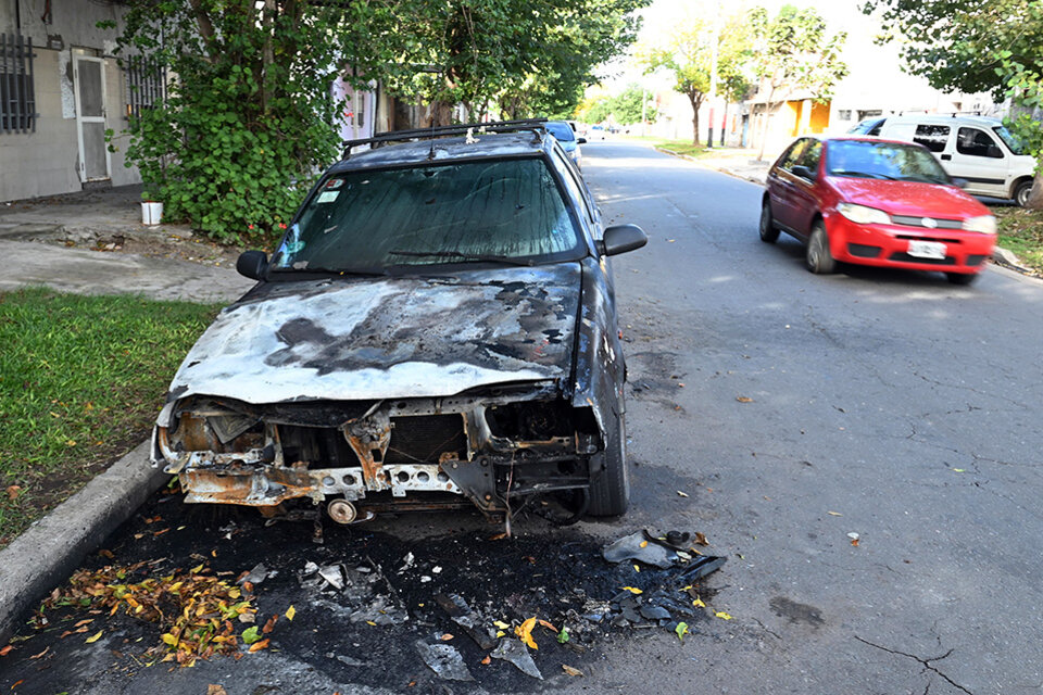 La quema de uno de los autos en una calle de barrio. 