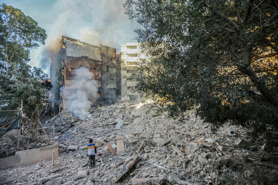 Un hombre observa un edificio destruido por el bombardeo israelí en Beirut. (Fuente: AFP)