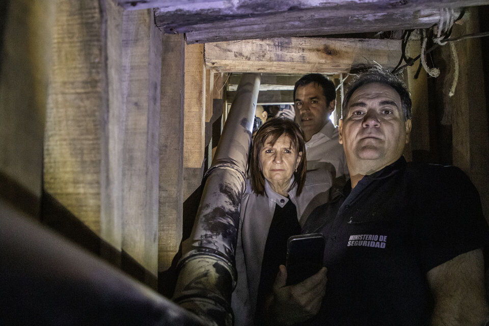 La ministra de Seguridad se filmó a sí misma en el túnel del banco, en San Isidro. (Fuente: NA)