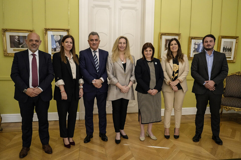 Con Karina Milei a la cabeza, Sebastián Pareja y Patricia Bullrich oficializaron en la acuerdo entre el mileísmo y el PRO Libertad. (Fuente: Prensa)