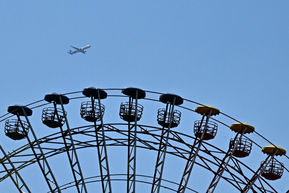 La aerolínea Emirates prohíbe beepers y walkie-talkies a bordo de sus aviones tras las explosiones en el Líbano (Fuente: AFP)