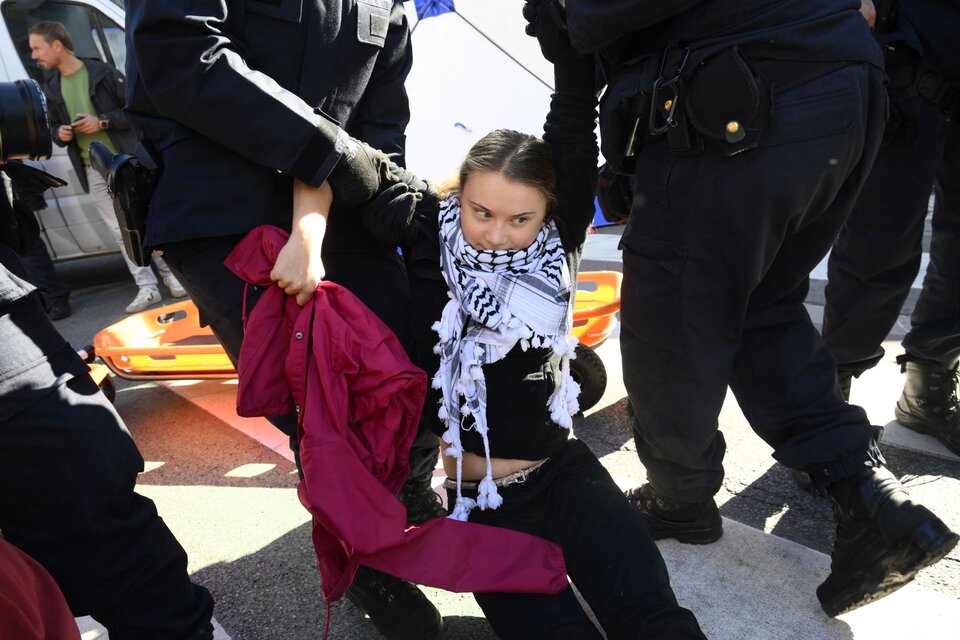 La joven ecologista, arrastrada por los policías en la capital belga (Fuente: AFP)