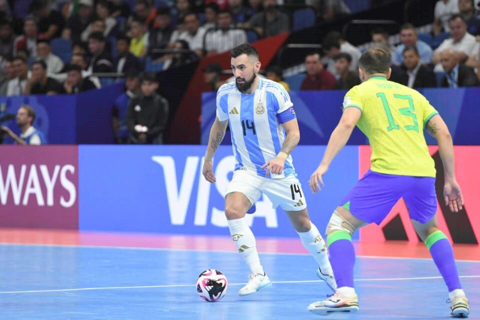 El seleccionado argentino de futsal no pudo doblegar a Brasil en la final del Mundial de Uzbekistán (Fuente: NA)