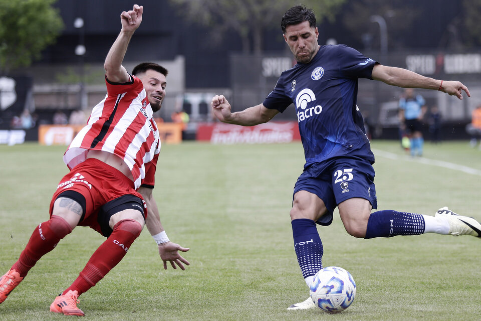 Partido trabado y casi desesperado en Riestra. (Fuente: Fotobaires)