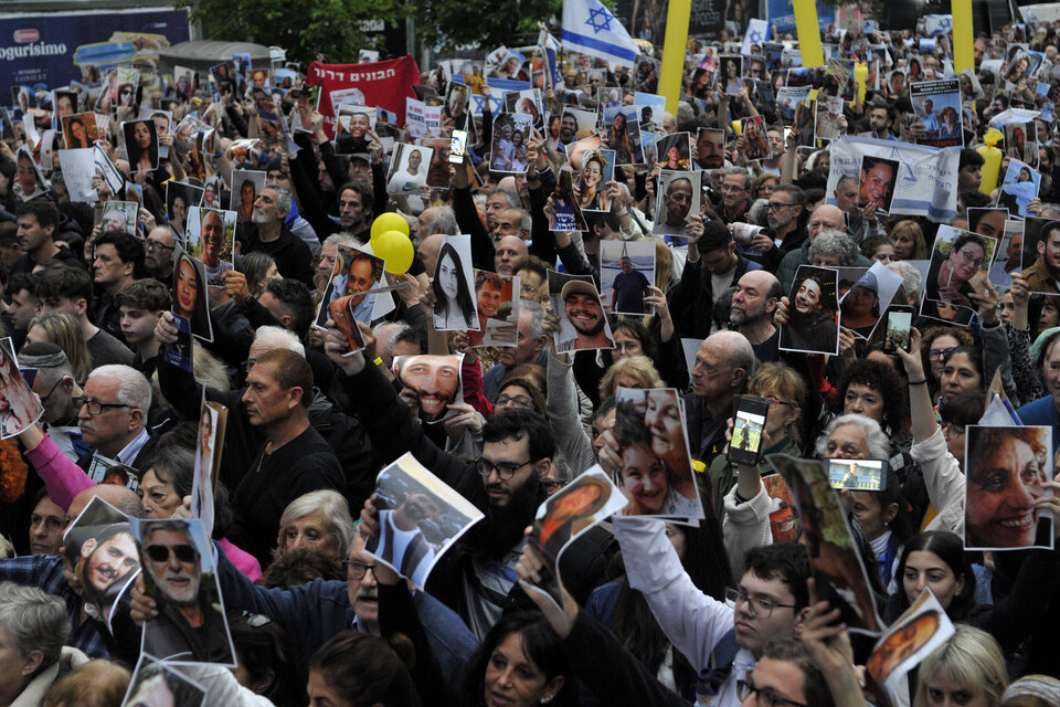 Los manifestantes portaron banderas israelíes y fotos con las caras de los rehenes (Fuente: Sandra Cartasso)