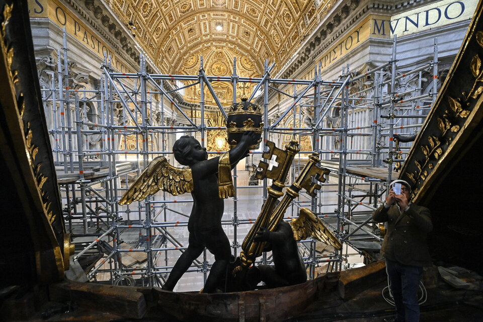 El famoso baldaquino de Bernini reluce como nuevo. (Fuente: AFP)