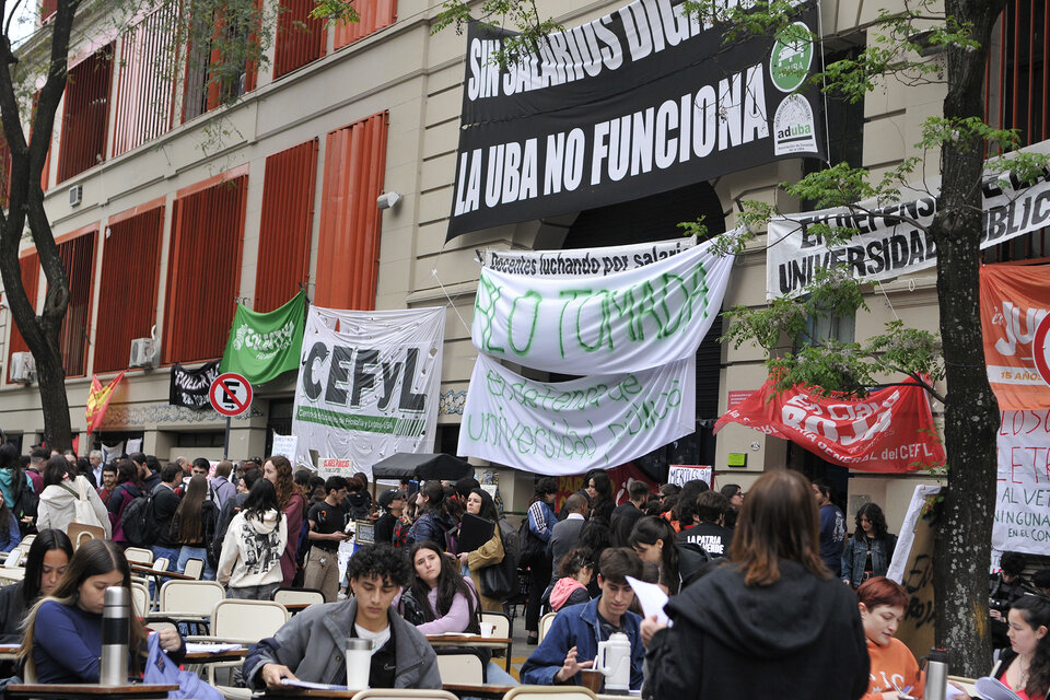 Clases públicas en la puerta de la Facultad de Filosofía y Letras. (Fuente: Sandra Cartasso)