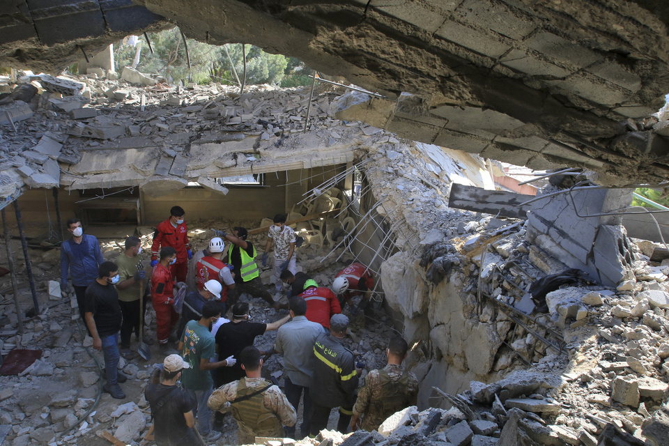 Rescatistas revisan un edificio bombardeado por fuerzas israelíes enel sur de Beirut. (Fuente: AFP)