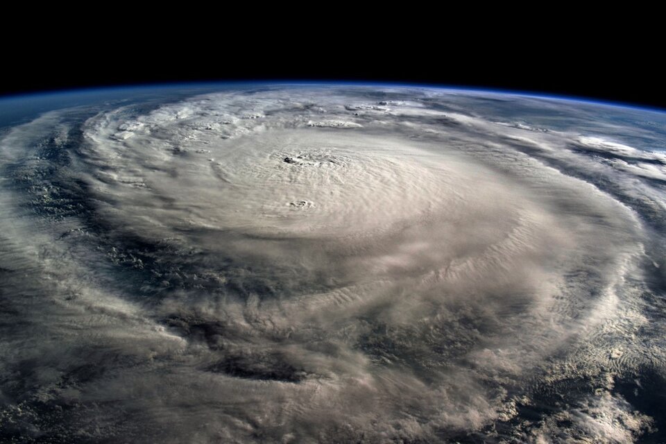 Meteorólogos indicaron que ya se sienten intensas precipitaciones con vientos de fuerza de tormenta tropical tierra adentro (Fuente: AFP)