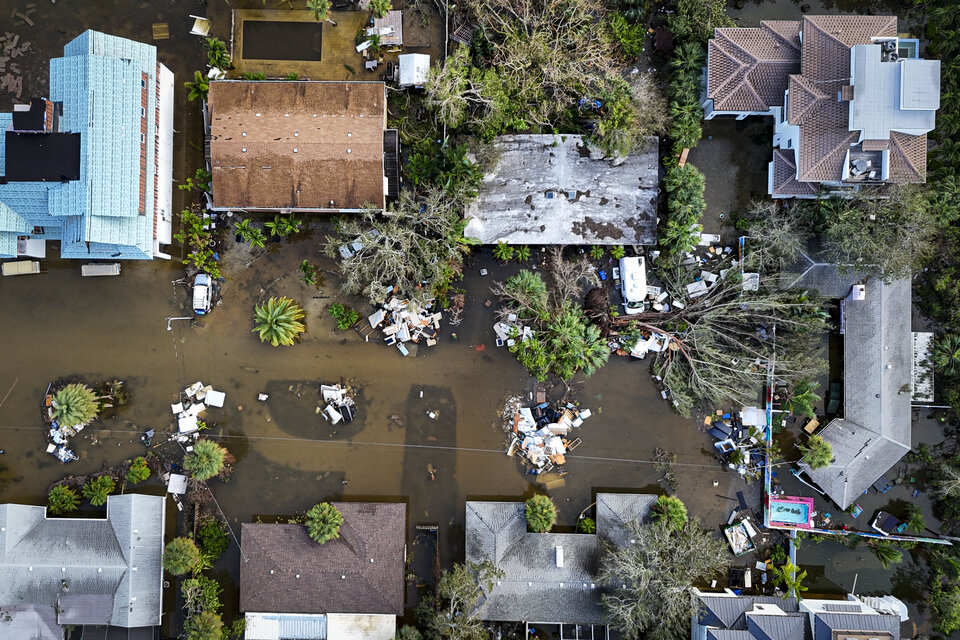 Árboles caídos y barrios inundados en la costa oste de Florida, tras el paso del huracán Milton (Fuente: AFP)