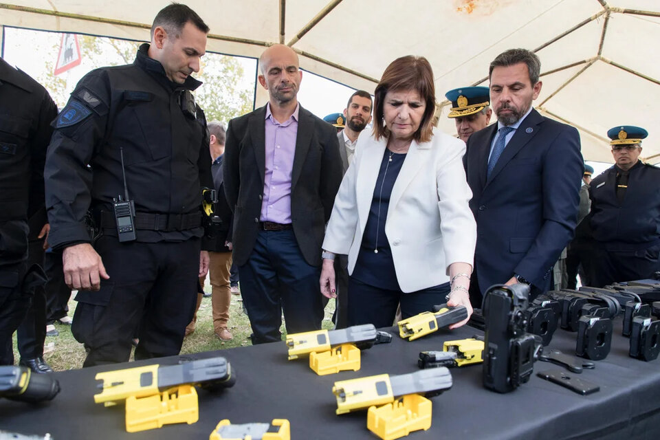 Bullrich y los jefes policiales en la presentación de las armas. (Fuente: NA)