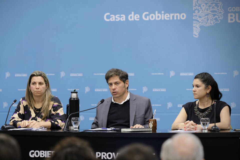 Axel Kicillof junto a Julieta Calmels y Alexia Navarro. (Fuente: Imagen web)