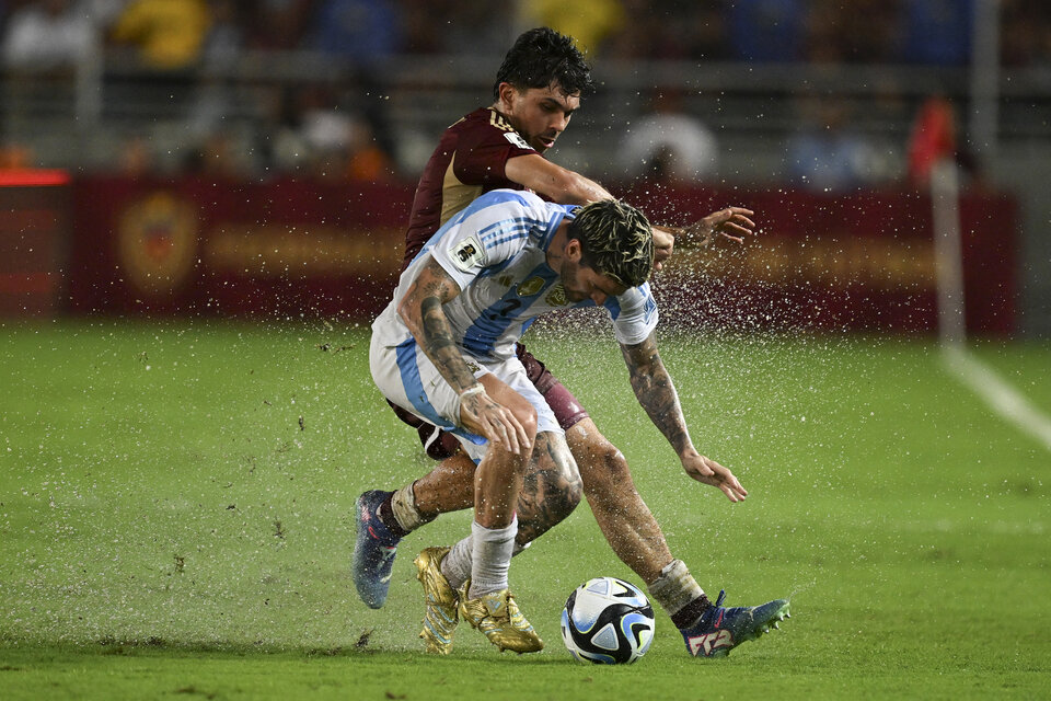 De Paul, Ferraresi y el agua, la gran protagonista del partido (Fuente: AFP)