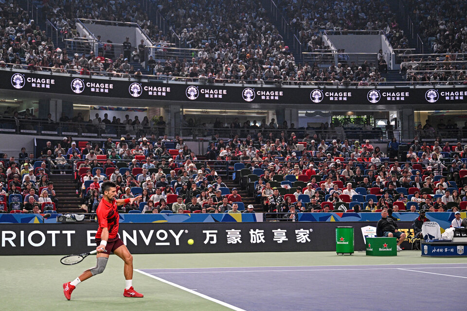 Novak Djokovic no la tuvo fácil para avanzar a semis de Shanghai. (Fuente: AFP)