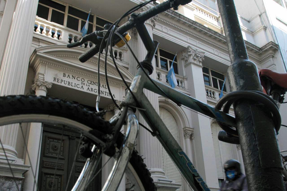 El Banco Central fomenta la bicicleta financiera para adormecer el mercado cambiario. (Fuente: Guadalupe Lombardo)