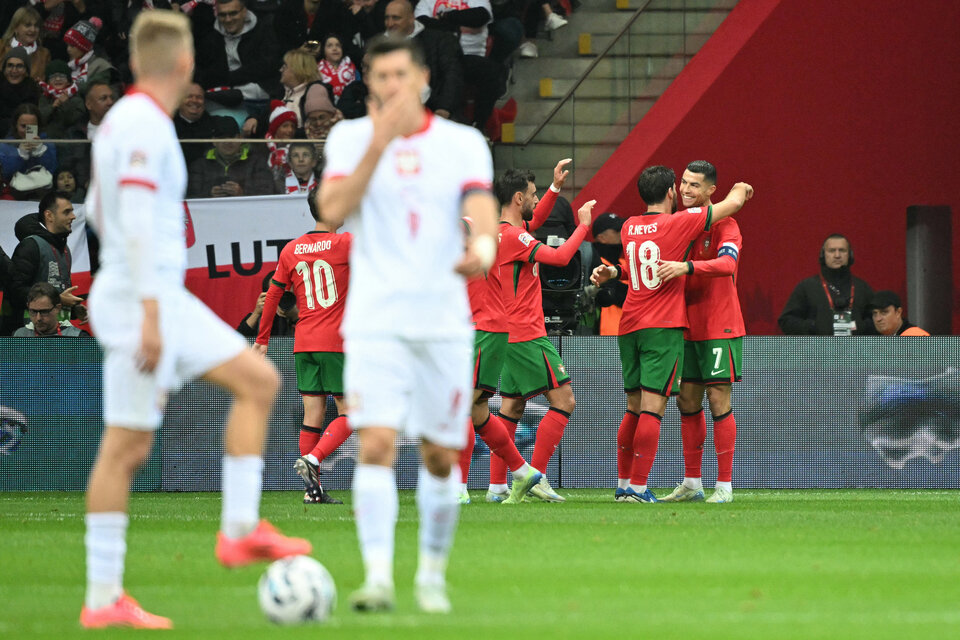 Cristiano Ronaldo la empujó y pudo festejar. Lewandowski se fue en cero. (Fuente: AFP)