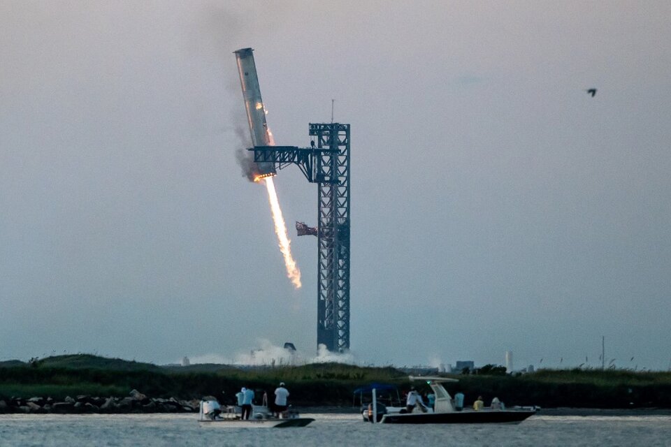 "La nave aterrizó precisamente en el objetivo", dijo Musk sobre el quinto vuelo de prueba del vehículo (Fuente: AFP)