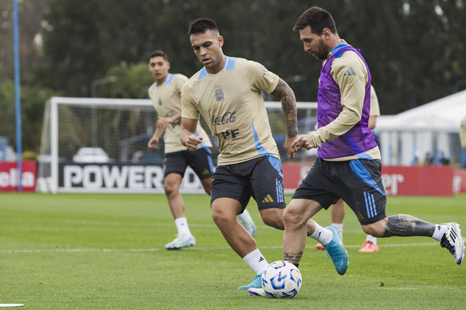 Lionel Messi y Lautaro Martínez durante la práctica en Ezeiza. (Fuente: Prensa)