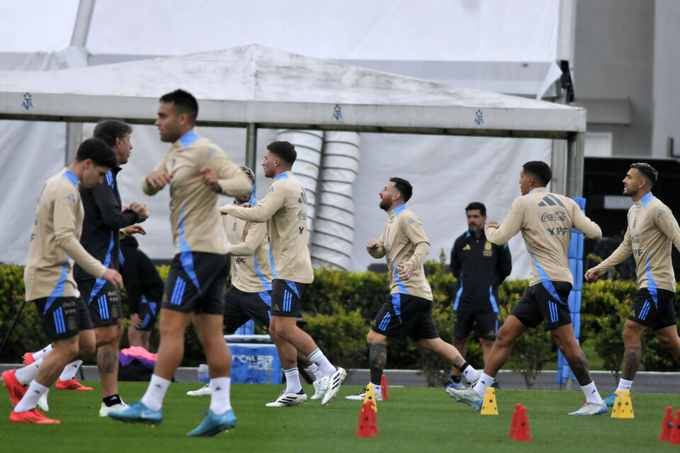 La Selección se movió en Ezeiza este lunes y algunos minutos fueron abiertos a la prensa. (Fuente: Julio Mancini)