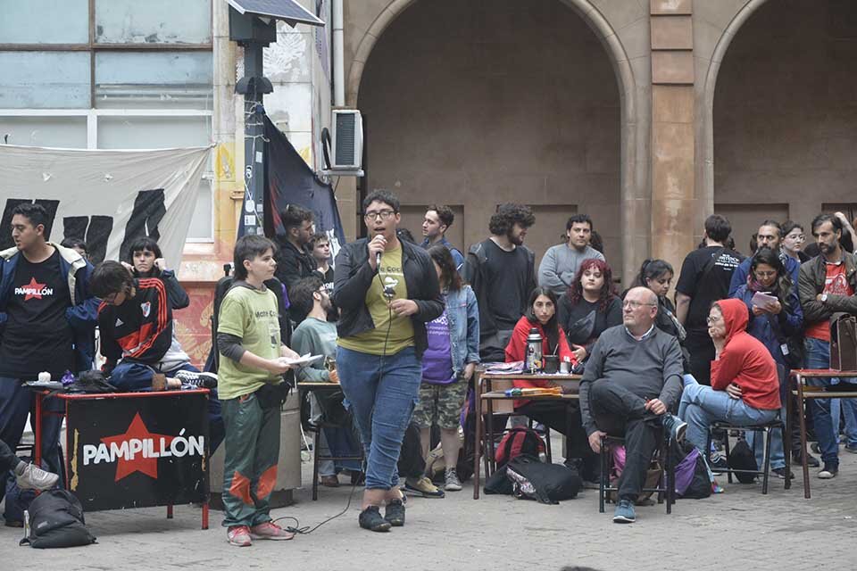 Estudiantes y profesores en la asamblea de ayer en Humanidades. (Fuente: Sebastián Vargas)