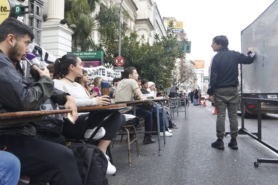 Clase pública frente a la Facultad de Economía de la UBA. (Fuente: Leandro Teysseire)