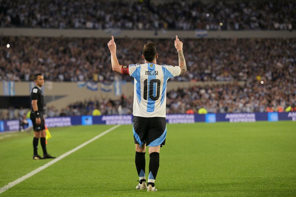 Messi, la gran figura, festejando uno de sus tres tantos (Fuente: AFP)