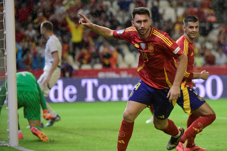 Laporte celebra el primero de los ibéricos (Fuente: AFP)