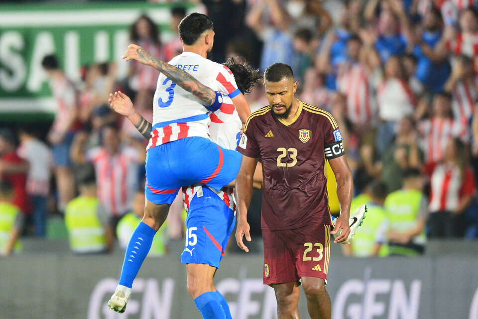 Alderete y Sanabria celebran ante un decepcionado Rondón (Fuente: AFP)