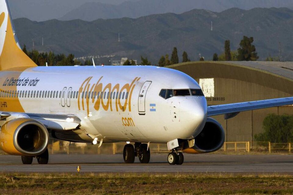 Un avión de Flybondi se averió en Neuquén y tuvieron que acudir a Aerolíneas Argentinas para repararlo