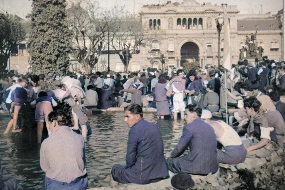 Con las "patas" en la fuente.  (Fuente: Archivo)