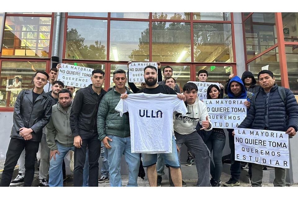 En la foto: libertarios de Quilmes y La Plata antes de ingresar a la UNQ a patotear en la asamblea. (Fuente: Archivo)