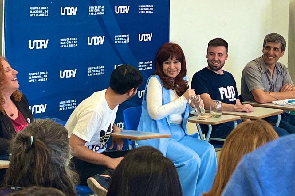 CFK junto a estudiantes en la UNDAV. (Fuente: Prensa)