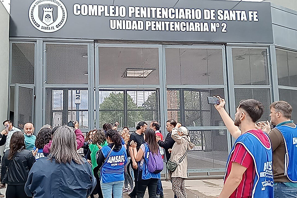 El momento en el que eran liberados los dirigentes gremiales detenidos. (Fuente: Gentileza)