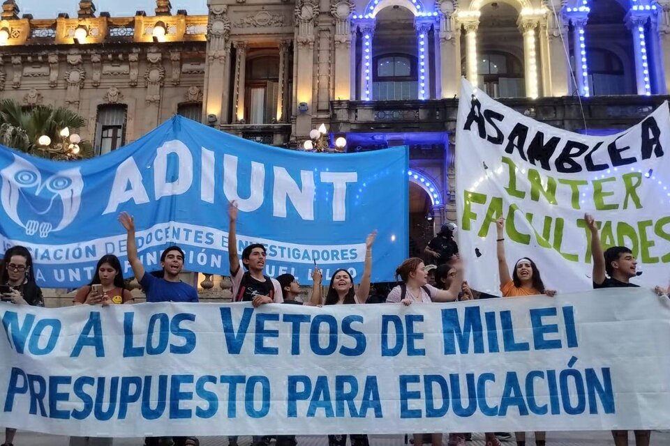 Ayer, toda la comunidad educativa se movilizó en Tucumán en contra del ajuste. (Fuente: Adrián Pérez)