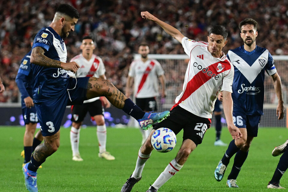 Elías Gómez disputa la pelota con Ignacio Fernández (Fuente: NA)