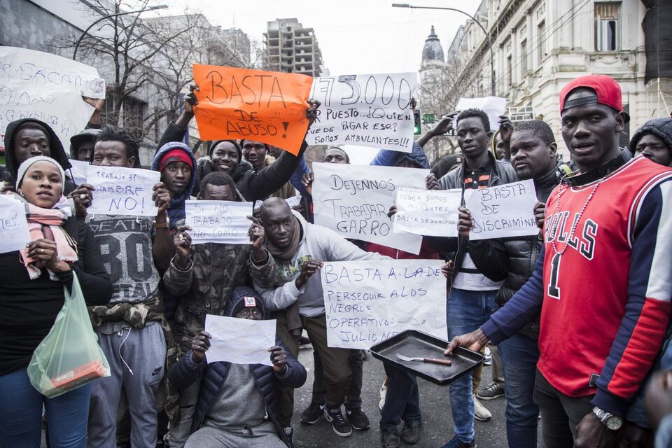 Durante la gestión Garro, la comunidad senegalesa protagonizó reiteras protestas denunciando persecución.  (Fuente: Redes sociales)