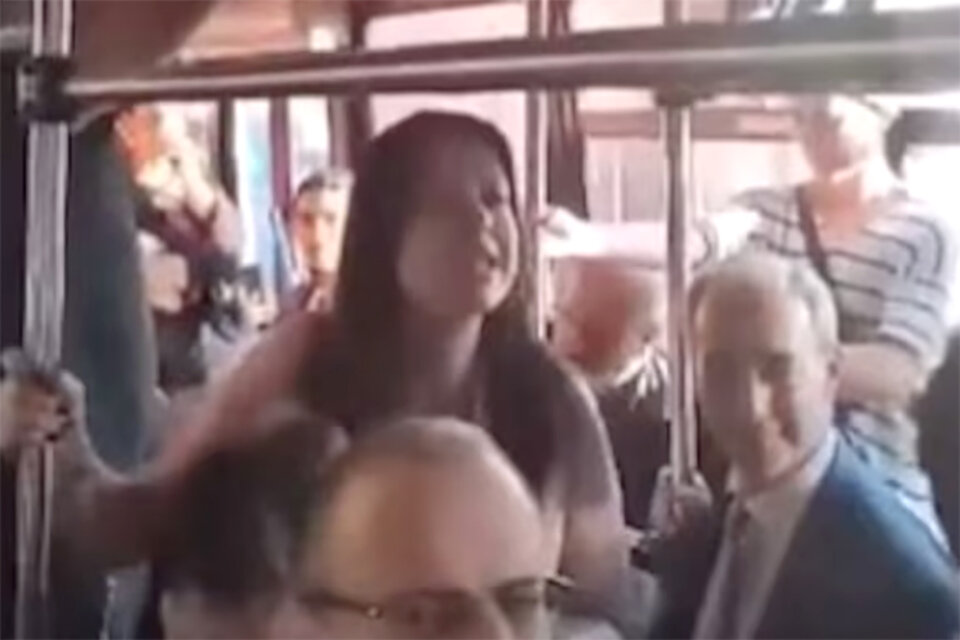 Pettovello y el secretario de Educación, Carlos Torrendell, durante el viaje en el micro. (Fuente: Capturas de video)