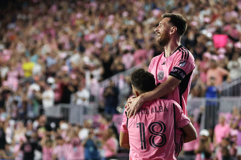 Messi celebra junto a Jordi Alba, que lo asistió en uno de sus goles (Fuente: AFP)