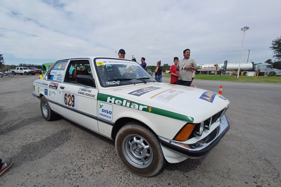 El BMW 320 de los uruguayos Ernesto Rodríguez y Fabiana Pose (Fuente: Prensa)