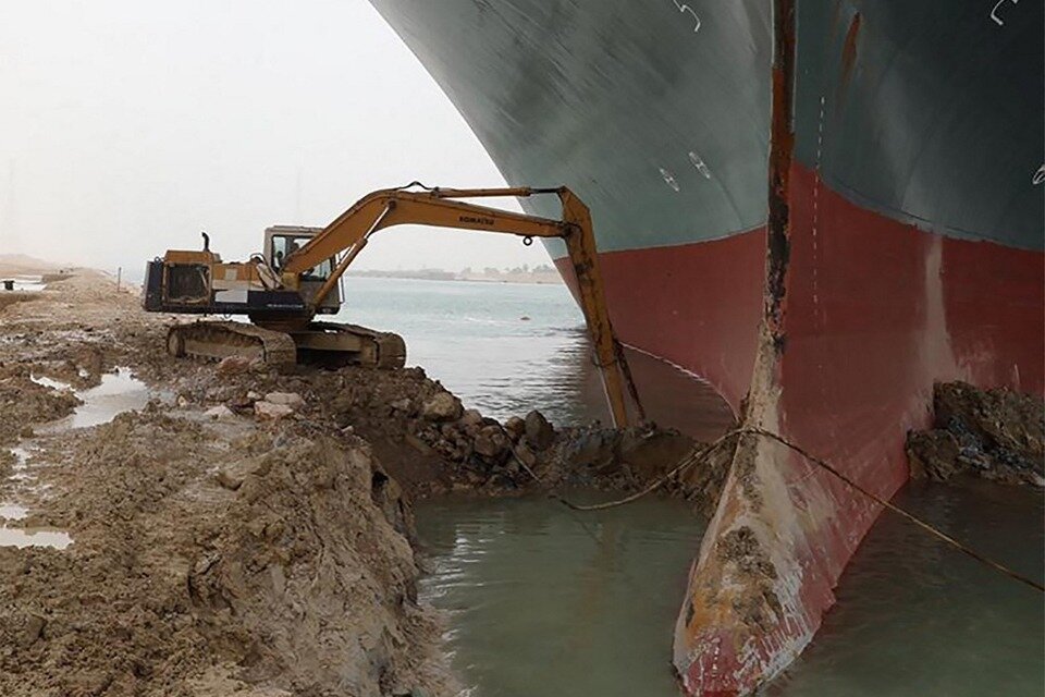 Canal de Suez: liberaron el barco encallado y se reanudó el tráfico marítimo