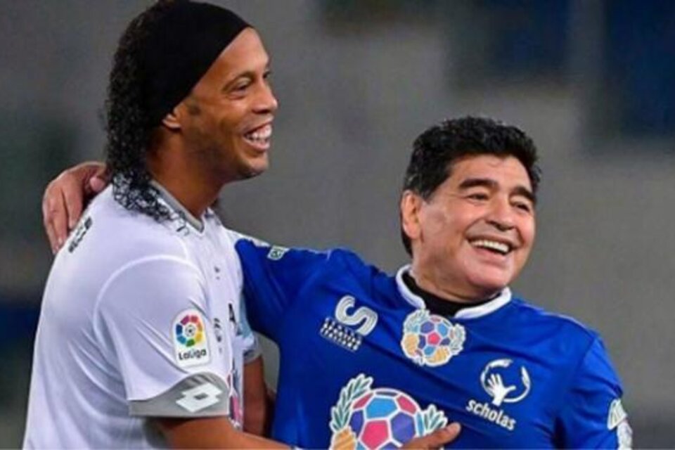 ¿Ronaldinho en Gimnasia? Maradona invitó al futbolista brasileño a jugar en el club que dirige