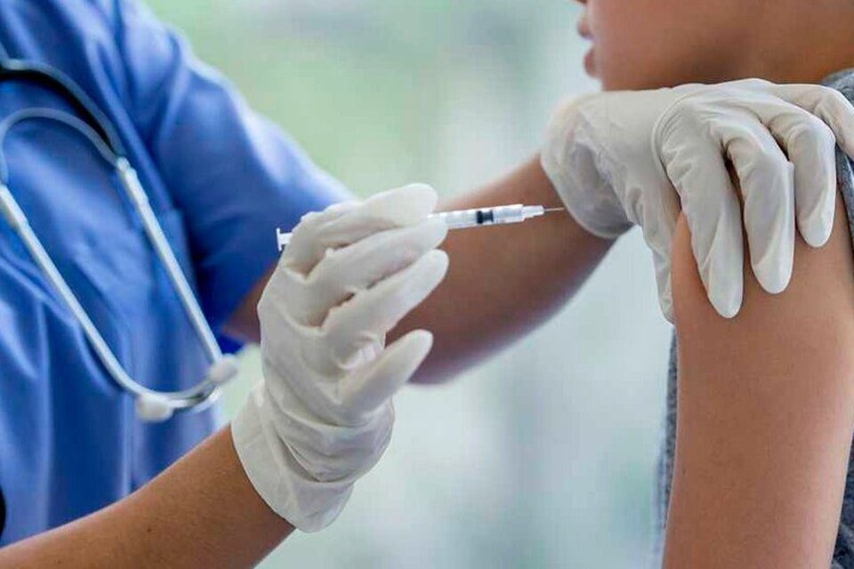 La OMS afirma que no hay evidencia de que niños y adolescentes sanos necesiten un refuerzo de la vacuna anti covid