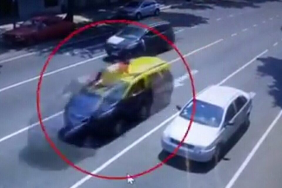 Dramático: quiso evitar el robo de su taxi, se subió al capot y murió al ser despedido por el choque