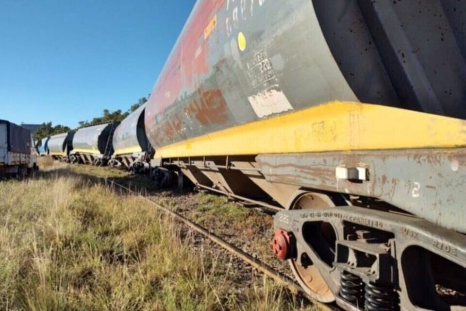 Santa Fe: descarriló un tren de cargas sobre un puente y cayeron vagones sobre la ruta