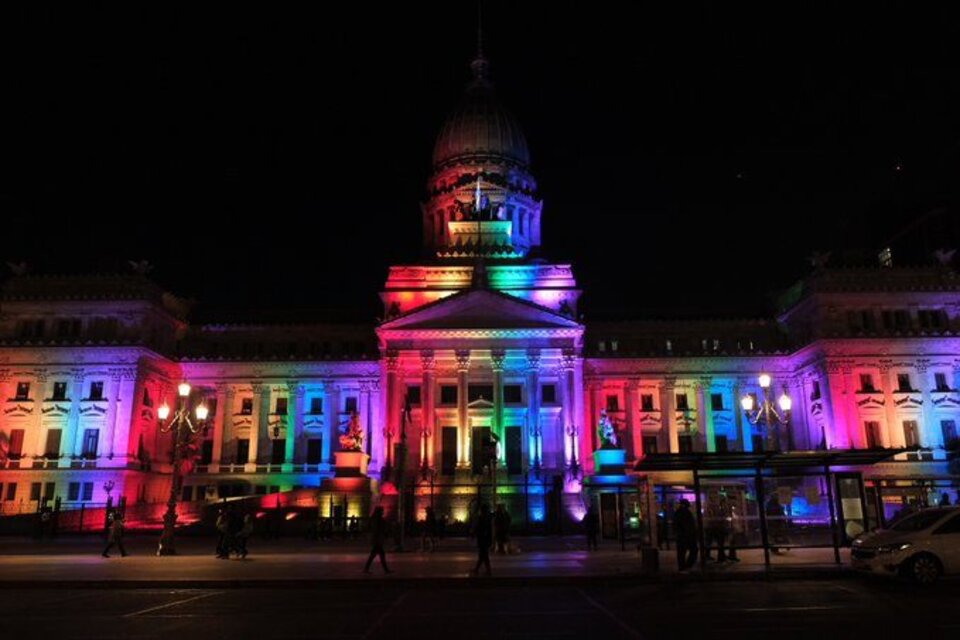 El Congreso se iluminó con los colores del movimiento LGTBIQ