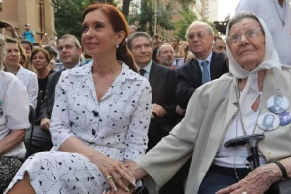 Cristina Kirchner homenajeó a las 12 desaparecidas de la Iglesia de la Santa Cruz: "Mi corazón con ustedes"