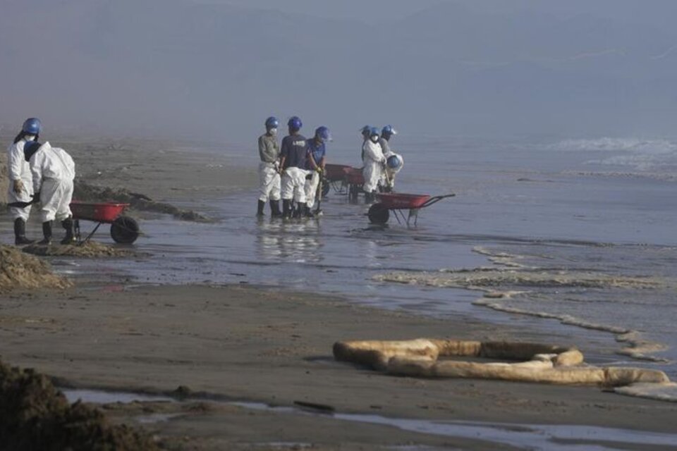 Perú: crean un “comité de crisis” para atender el derrame de petróleo en la costa