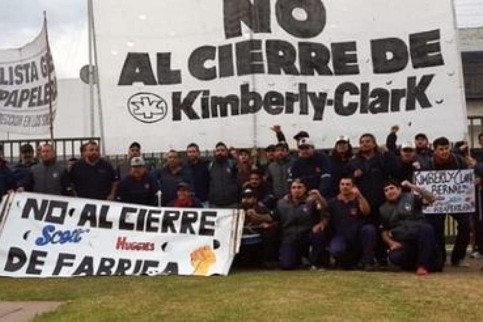 Despedidos de Kimberly Clark se manifiestan en La Plata