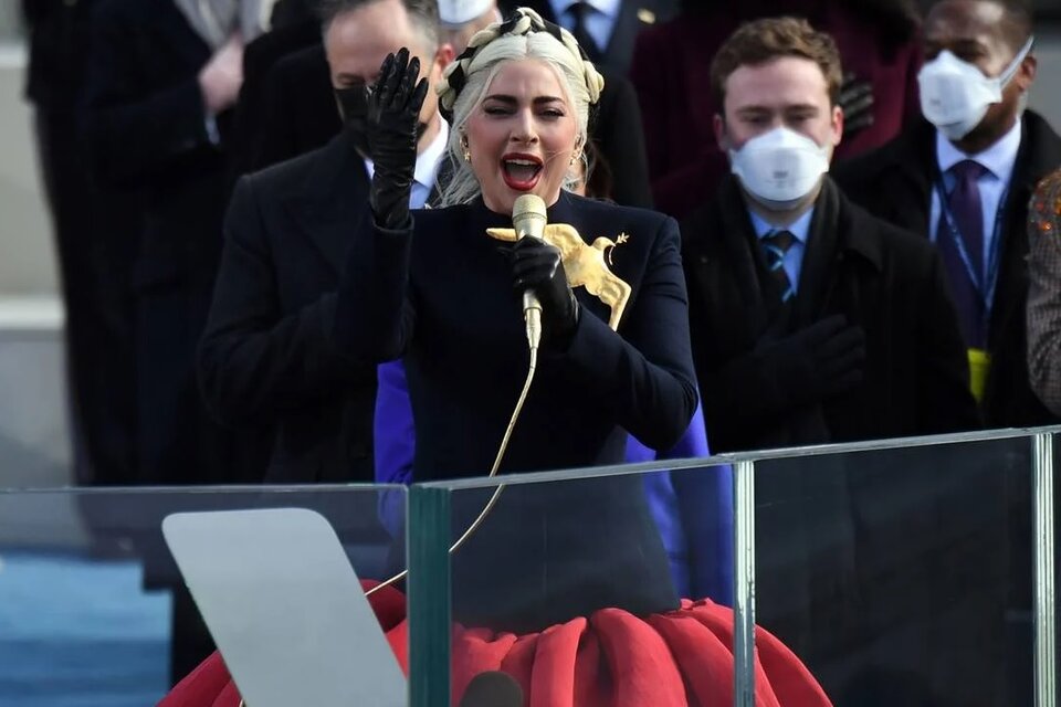 Lady Gaga brilló con su versión del himno en la asunción de Biden y Jennifer Lopez pidió “una Nación con Justicia para todos”